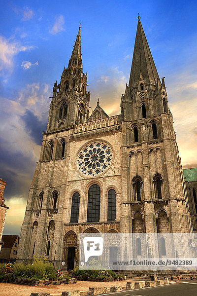 Westfassade  Königsportal  gotische Kathedrale von Chartres  UNESCO Weltkulturerbe  Chartres  Frankreich  Europa