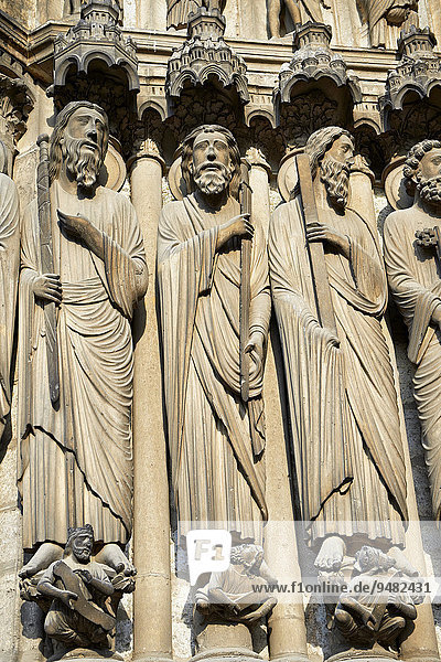 Mittelalterliche gotische Skulpturen  Südportal  gotische Kathedrale von Chartres  UNESCO Weltkulturerbe  Chartres  Frankreich  Europa