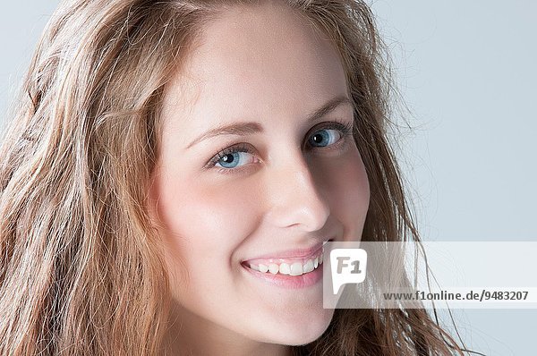 junge Frau junge Frauen Schönheit lächeln