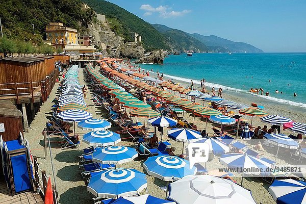 Europa Strand Regenschirm Schirm Monterosso al Mare Sonnenschirm Italienisch Italien Ligurien Ligurisches Meer