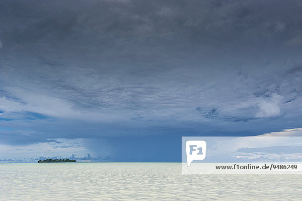 Dramatischer Himmel über einer kleinen Insel,  Chelbacheb-Inseln,  auch Rock Islands,  Palau,  Mikronesien,  Ozeanien