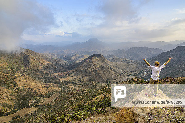 Frau miti Ausblick  Berglandschaft  Region Semienawi Kayih Bahri  Eritrea  Afrika
