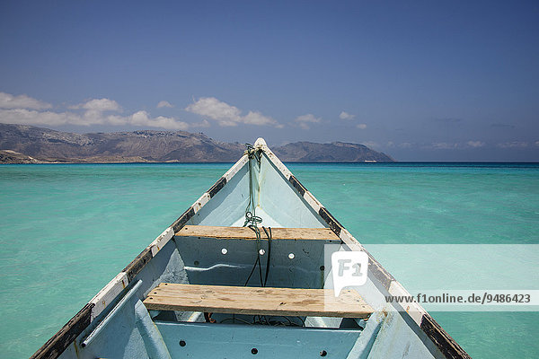 Fischerboot im türkisfarbenen Wasser in Shuab Bay  Insel Sokotra  Jemen  Asien