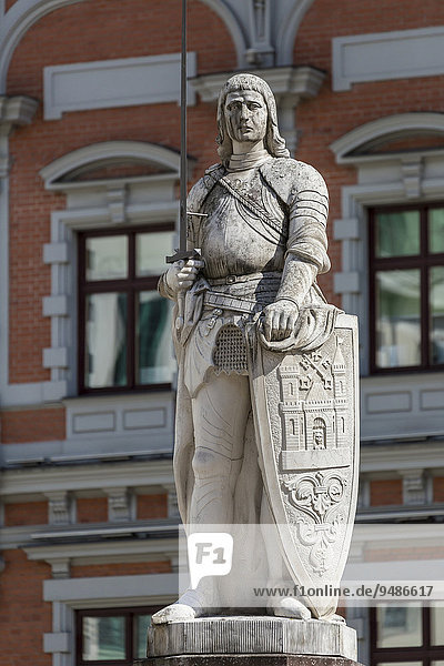Roland statue in front of the House of Blackheads in Town Hall Square  historic centre  UNESCO World Heritage Site  Riga  Latvia  Europe