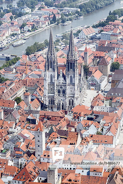 Luftaufnahme  Altstadt Regensburg mit dem Regensburger Dom Sankt Peter und der Donau  Regensburg  Oberpfalz  Bayern  Deutschland  Europa