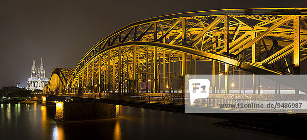 Der angestrahlte Kölner Dom und die Hohenzollernbrücke mit Rhein bei Nacht  Deutz  Köln  Nordrhein-Westfalen  Deutschland  Europa