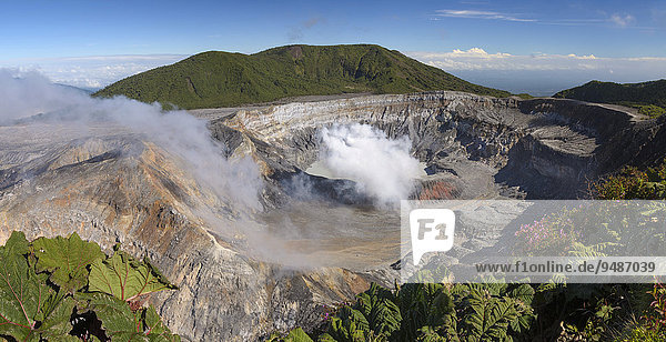 Vulkan Poas mit Rauchfahne  Kratersee Laguna Caliente  Nationalpark Vulkan Poas  Alajuela  Costa Rica  Nordamerika