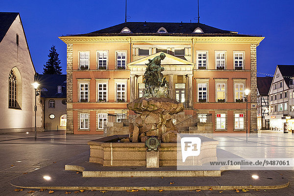 Brunnen mit Rathaus  Detmold  Nordrhein-Westfalen  Deutschland  Europa