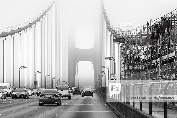 Straßenverkehr auf der Golden Gate Bridge im Dunst  San Francisco  Kalifornien  Vereinigte Staaten von Amerika