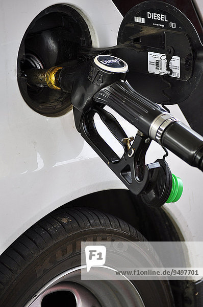 Betankung eines PKW mit Dieselkraftstoff  Detailaufnahme