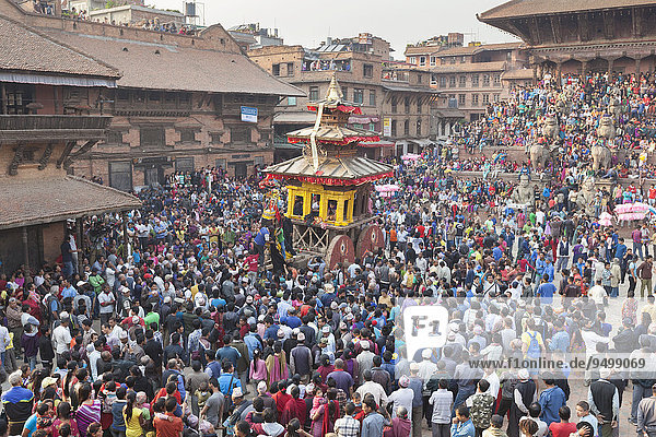 Zuschauer am Taumadhi Tol Platz  traditionelles Wagenrennen  Bisket Jatra Neujahrsfest  Bhaktapur  Nepal  Asien