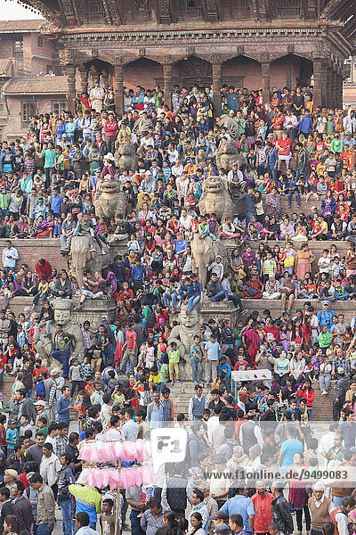Zuschauer am Taumadhi Tol Platz  traditionelles Wagenrennen  Bisket Jatra Neujahrsfest  Bhaktapur  Nepal  Asien