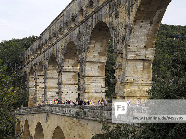 Die Brücke Pont du Gard  römischer Aquädukt  UNESCO Weltkulturerbe  Gard  Languedoc-Roussillon  Frankreich  Europa