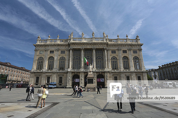 Der Palazzo Madama mit dem Soldatendenkmal Monumento all'Alfiere dell'Esercito Sardo  UNESCO-Weltkulturerbe  Turin  Piemont  Italien  Europa