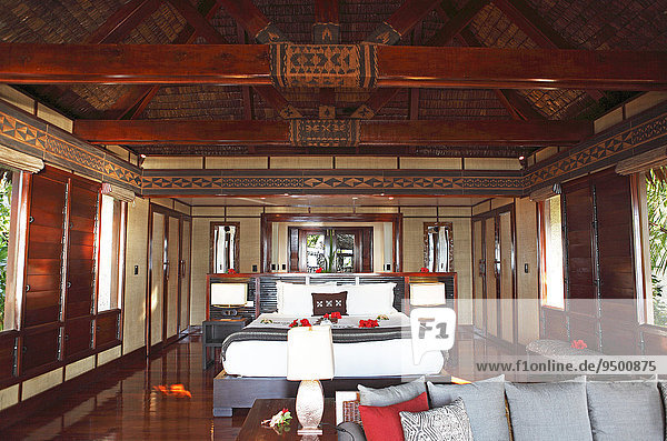 Luxusbure innen  traditionelles Haus aus Holz und Stroh  Malolo Island  Mamanuca-Inseln  Fidschi  Ozeanien
