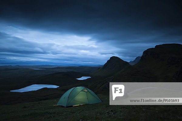 Zelten  Camp in der Felsenlandschaft Quiraing  Trotternish Ridge  Isle of Skye  Schottland  Großbritannien  Europa