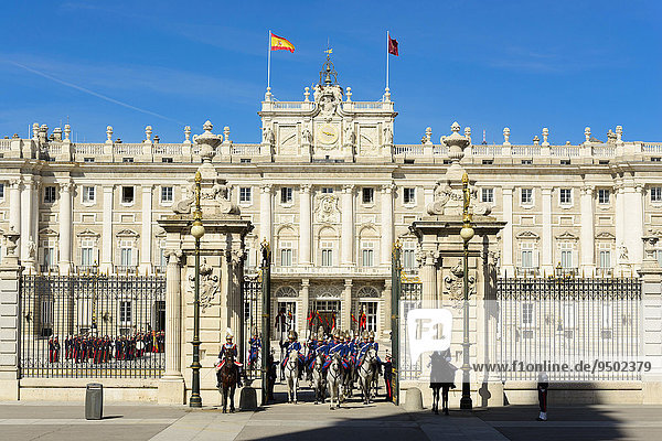 Abmarsch der Garde nach Anfahrt eines Botschafters zur Audienz bei König Felipe VI. im Palacio Real  Madrid  Spanien  Europa