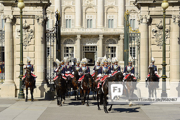 Abmarsch der Garde nach Anfahrt eines Botschafters zur Audienz bei König Felipe VI. im Palacio Real  Madrid  Spanien  Europa