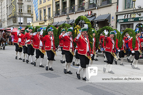 Die Schäffler beim Trachten- und Schützenzug anlässlich des Oktoberfestes  München  Oberbayern  Bayern  Deutschland  Europa