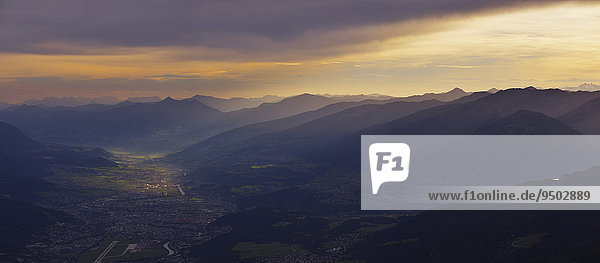 Innsbruck und Unterinntal im Morgenrot  vom Rosskogel aus  bei Stiglreith  Tirol  Österreich  Europa