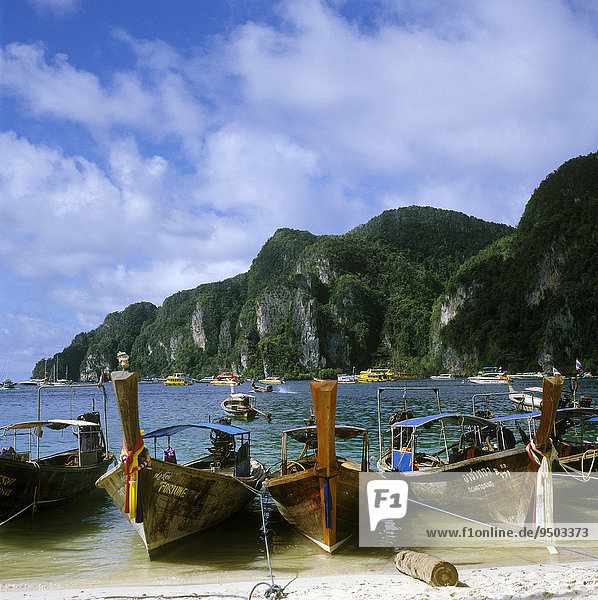 Boote am Strand  Insel Ko-Phi-Phi-Don  Thailand  Asien