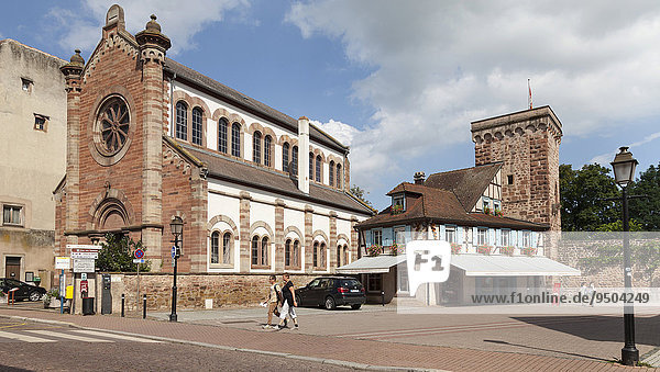 Place André Neher mit Synagoge und Stadtturm  Stadtbefestigung  Obernai  Elsaß  Frankreich  Europa