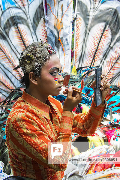 Jember Fashion Festival und Karneval  Make-up-auflegen vor der Parade  Jawa Timur  Java  Indonesien  Asien