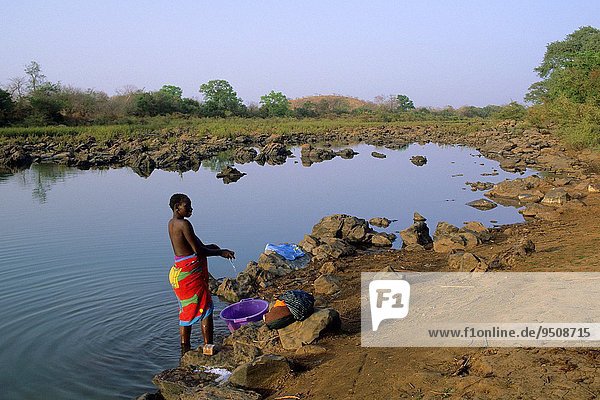 Frau Kleidung waschen Fluss Gambia Senegal