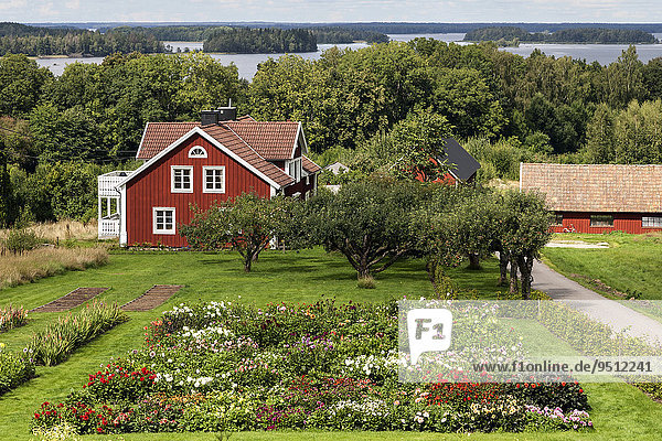 Obstplantage und Blumengärten von Kurrebo  hinten der See Åsnen  Smaland  Schweden  Europa