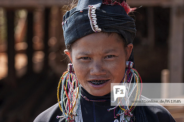 Einheimische Frau in traditioneller Kleidung  Portrait  Volksgruppe der Ann  bei Kyaning Tong  Myanmar  Asien