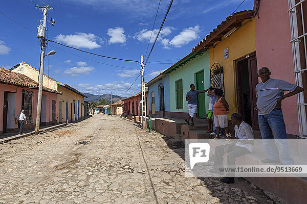 Straße und typische bunte Häuser  Trinidad  Kuba  Nordamerika