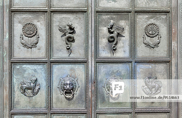 Türklopfer am Eingangsportal  Mausoleum  Schloss Bückeburg  Bückeburg  Niedersachsen  Deutschland  Europa