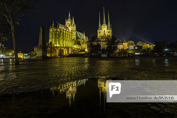 Erfurter Dom und Severikirche am Abend mit Spiegelung in einer Regenpfütze  Domplatz  Erfurt  Thüringen  Deutschland  Europa