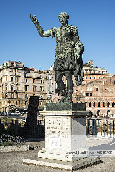 Bronzestatue des römischen Kaisers Trajan  Via dei Fori Imperiali  Rione I Monti  Rom  Lazio  Italien  Europa
