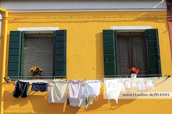 Wäscheleine auf einem gelben Fassade  Burano  Venedig  Venetien  Italien  Europa