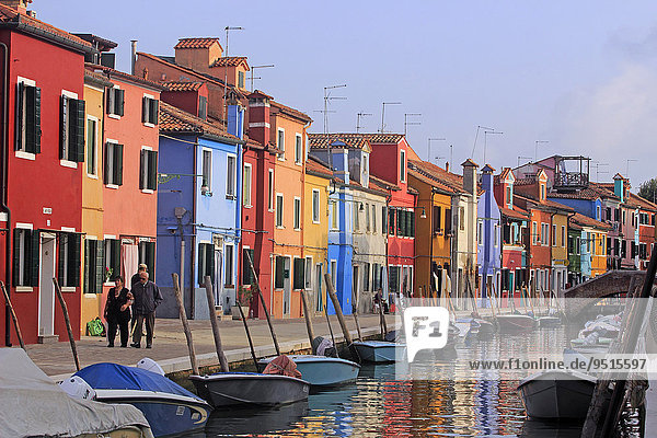 Bunte Häuser an einem Kanal  Burano  Venedig  Venetien  Italien  Europa