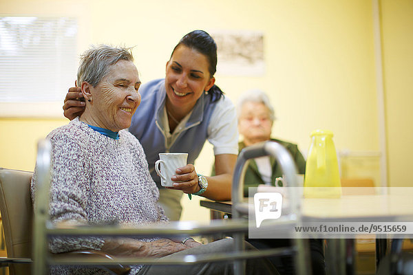 Frau  79 Jahre  im Altersheim  beim Frühstück  unterstützt durch Altenpflegerin  Kralovske Porici  Böhmen  Tschechische Republik