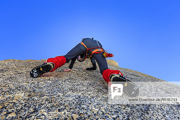 Bergsteiger klettert an einer Felswand unterhalb des Gipfels  Petite Fourche  Hochtour  Alpen  Wallis  Schweiz  Europa