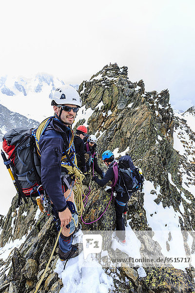 Bergsteiger  Seilschaft auf dem Gipfelgrat der Aiguille du Génépi  Mont-Blanc-Massiv  Wallis  Schweiz  Europa