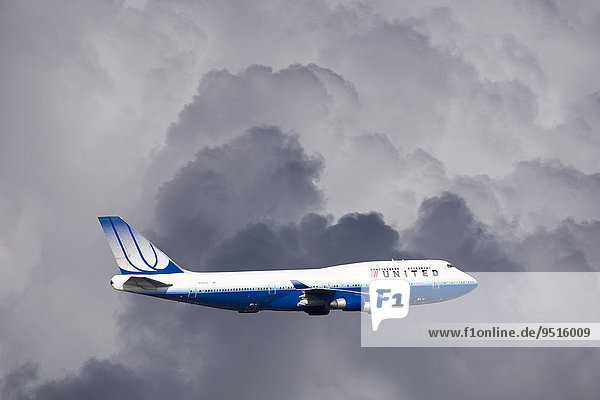 United Airlines Boeing 747-422 N104UA im Flug bei Gewitter