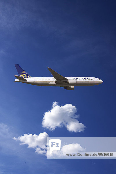 United Airlines Boeing 777 in flight
