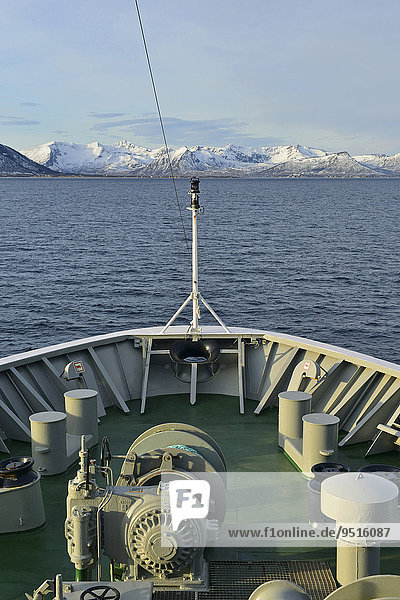 Schiffsbug der Kong Harald Richtung der Vesteråleninsel Andøya,  Nordland,  Vesterålen,  Norwegen,  Europa