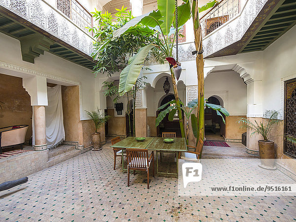 Innenhof eines typischen Riad  altes Herrschaftshaus  Medina  Marrakesch  Marrakesch-Tensift-El Haouz  Marokko  Afrika