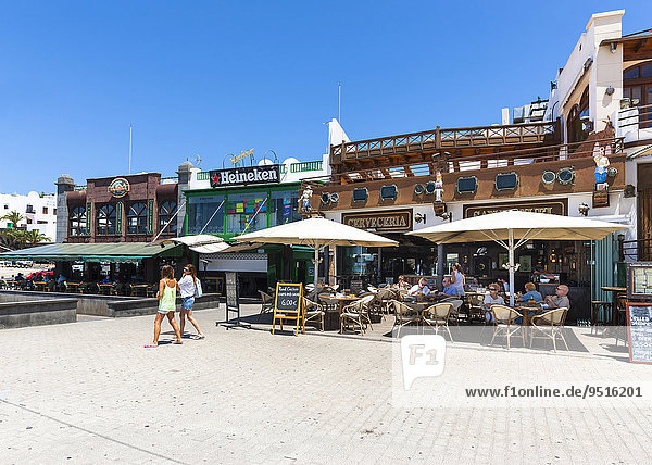 Geschäfte und Restaurants an der Strandpromenade  Puerto del Carmen  Lanzarote  Kanarische Inseln  Spanien  Europa