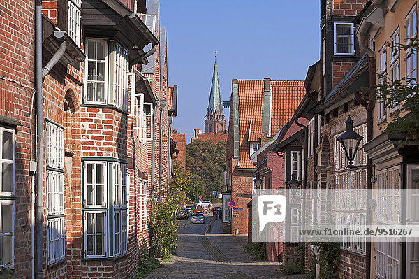 Alte Stadthäuser  Auf dem Meere  hinten die Nicolaikirche  Altstadt  Lüneburg  Niedersachsen  Deutschland  Europa