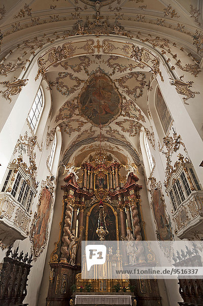 Gewölbe und Altarraum der barocken Kirche St. Mang  1697-1717  Stadtamhof  Regensburg  Oberpfalz  Bayern  Deutschland  Europa