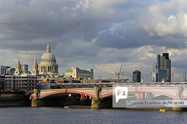 St. Pauls Cathedral  Brücke Blackfriars Bridge über die Themse  City of London  London  England  Großbritannien  Europa