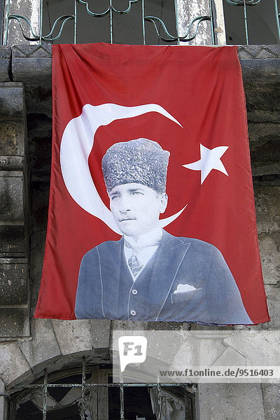 Türkische Fahne mit dem Bildnis von Mustafa Kemal Atatürk  Türkei  Asien