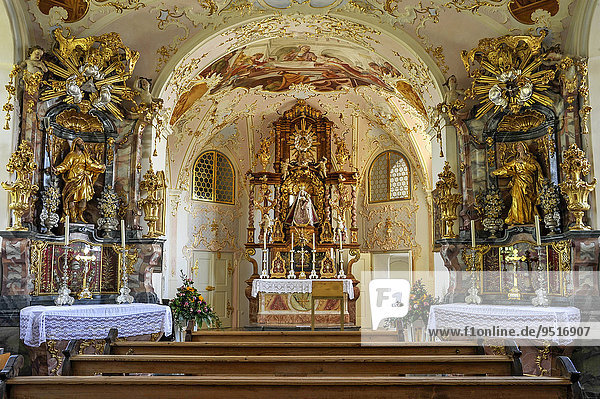 Innenraum mit Altären  Gnadenkapelle mit Rokoko-Ausstattung  Wallfahrtskirche Mariä Himmelfahrt  Hohenpeißenberg  Hoher Peißenberg  Pfaffenwinkel  Oberbayern  Bayern  Deutschland  Europa