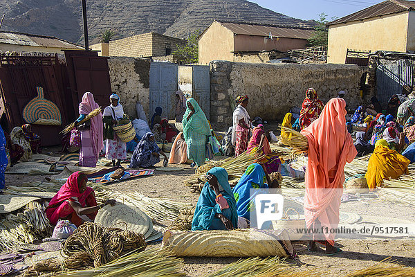 Frauen verkaufen ihre Waren auf dem bunten Montagsmarkt von Keren  Eritrea  Afrika
